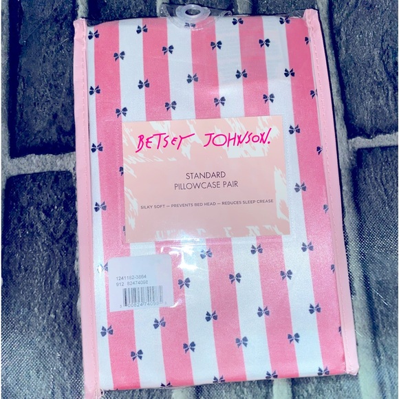 Betsey Johnson pillowcase set,NWT,polyester pillowcases,pillowcase set - Picture 2 of 8